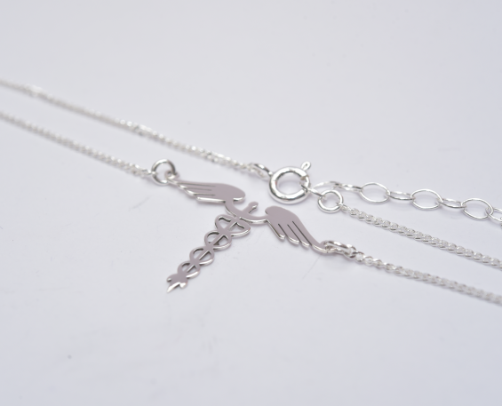 Collar de plata con simbolo medico