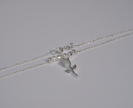 Collar de plata con tulipan con bolitas