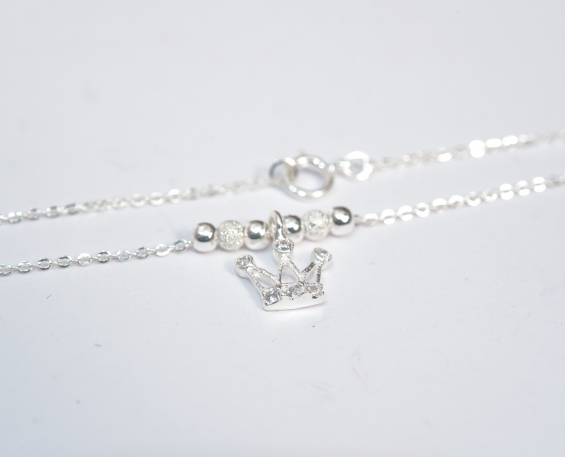 Collar de plata con corona