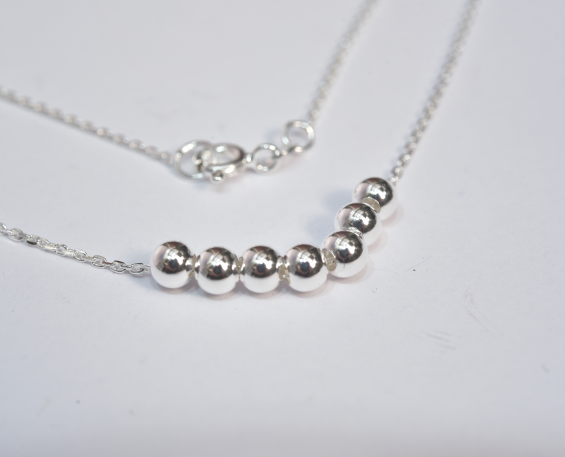 Collar de plata de bolitas