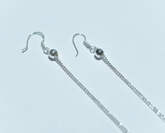 Aretes de plata largos con bolitas 