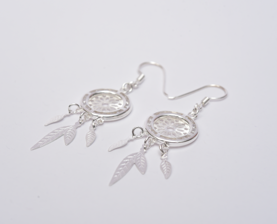 Aretes de plata en forma de atrapasueños 