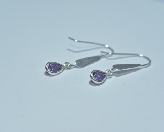 Aretes de plata pedrería morada 