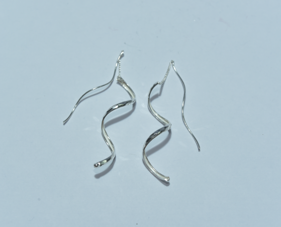 Aretes de plata en forma de serpentina 