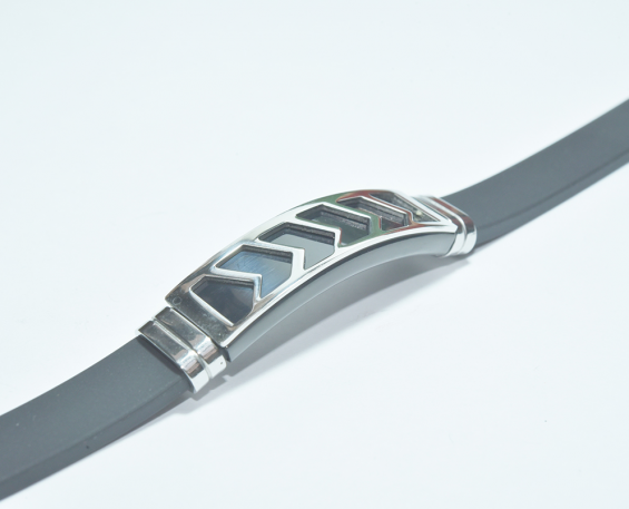 Pulsera de caucho con dije de acero inoxidable