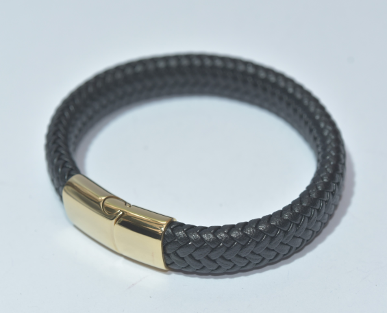 Pulsera de piel negra con broche dorado