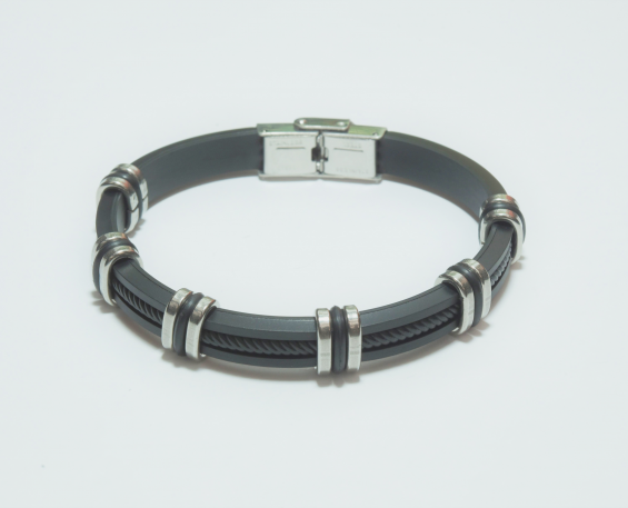 Pulsera negra con dijes plateados