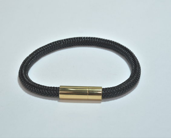 Pulsera de piel negra con broche dorado