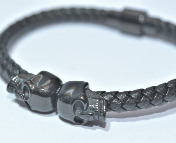 Pulsera negra con dijes negros de cráneo