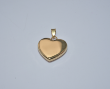 Dije de acero inoxidable dorado de corazón.
