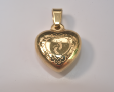 Dije de acero inoxidable dorado de corazón con pies de bebe.