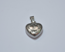 Dije de acero inoxidable de corazón con pies de bebe.