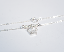 Collar de plata con corona