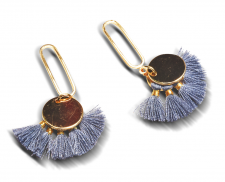 aretes de hilo de seda con medallones de acero color azul bizarro 