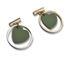 aretes fantasia aro dorado y corazon verde olivo