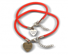 Pulsera roja con doble corazón 