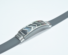 Pulsera de caucho con dije de acero inoxidable