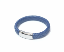 Pulsera azul con broche plateado