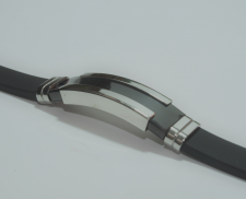 Pulsera negra de caucho con dije