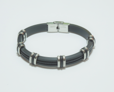 Pulsera negra con dijes plateados