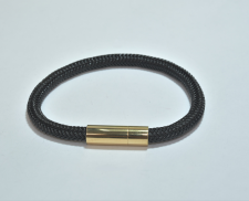 Pulsera de piel negra con broche dorado