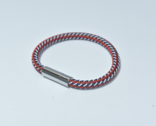 Pulsera con broche plateado