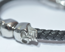Pulsera negra con dijes de cráneo