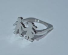Anillo de niño y niña agarrados de la mano
