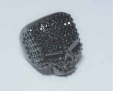 Anillo de calavera negra con brillos